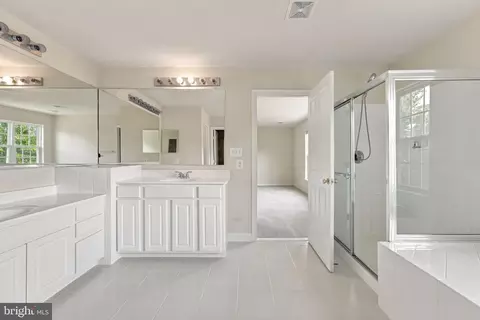 Bath - 8373 Tenbrook Dr, Gainesville, VA 20156 photo 4 of 6