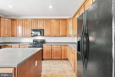 Kitchen - 8373 Tenbrook Dr, Gainesville, VA 20156 photo 8 of 10