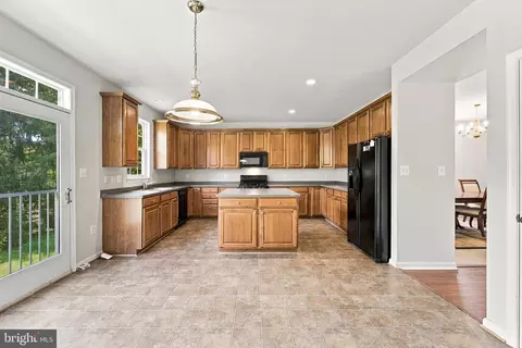 Kitchen - 8373 Tenbrook Dr, Gainesville, VA 20156 photo 3 of 10