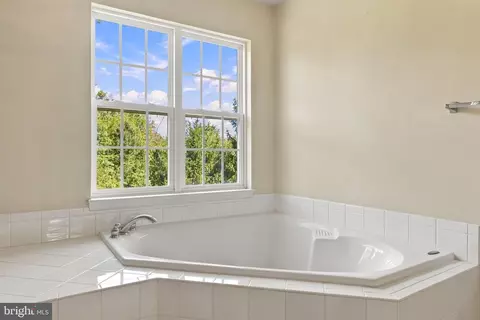 Bath - 8373 Tenbrook Dr, Gainesville, VA 20156 photo 6 of 6