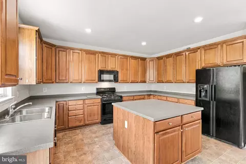 Kitchen - 8373 Tenbrook Dr, Gainesville, VA 20156 photo 10 of 10