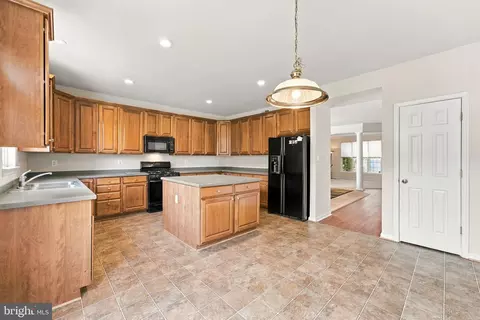 Kitchen - 8373 Tenbrook Dr, Gainesville, VA 20156 photo 4 of 10