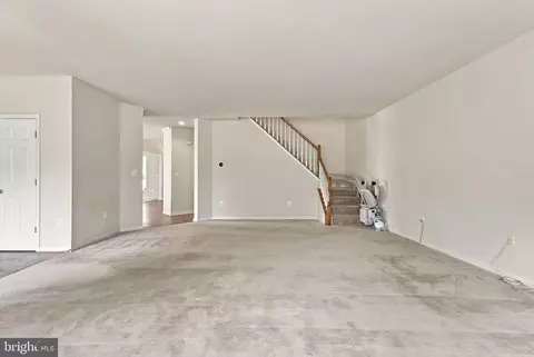 Living - 8373 Tenbrook Dr, Gainesville, VA 20156 photo 9 of 10