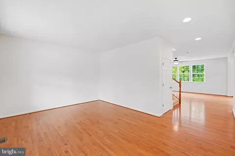 Living - 18213 Jillian Ln, Triangle, VA 22172 photo 2 of 7