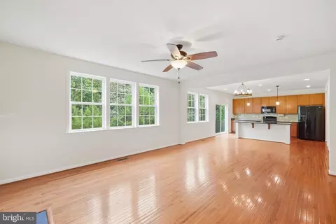 Living - 18213 Jillian Ln, Triangle, VA 22172 photo 3 of 7