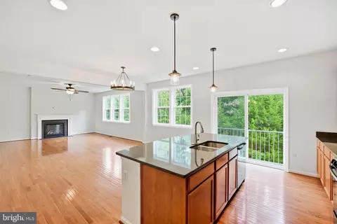 Living - 18213 Jillian Ln, Triangle, VA 22172 photo 5 of 7
