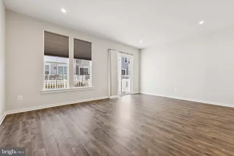 Living - 1697 Beech Leaf St, Dumfries, VA 22026 photo 2 of 3