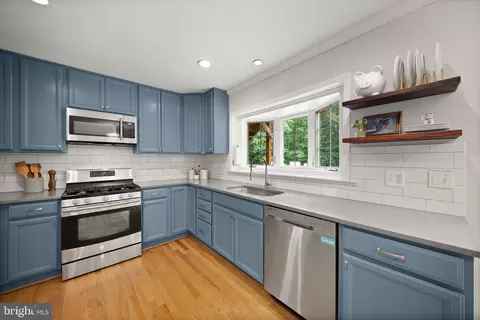 Kitchen - 18323 Sharon Rd, Triangle, VA 22172 photo 2 of 3