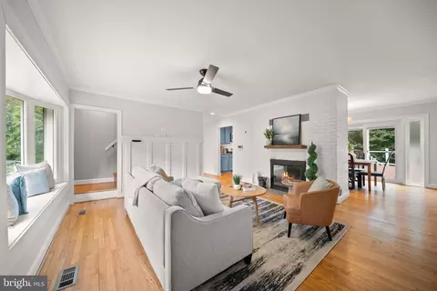 Living - 18323 Sharon Rd, Triangle, VA 22172 photo 1 of 2