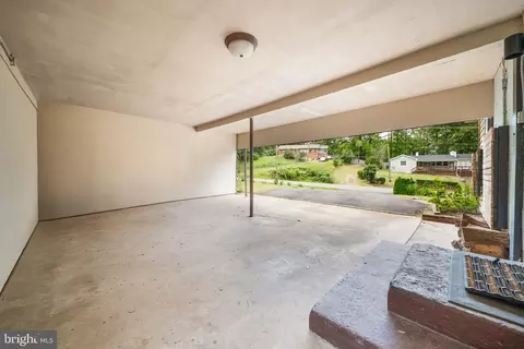 Exterior - 18323 Sharon Rd, Triangle, VA 22172 photo 4 of 12