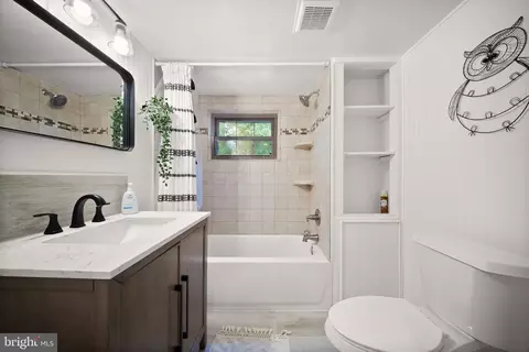 Bath - 18323 Sharon Rd, Triangle, VA 22172 photo 3 of 4
