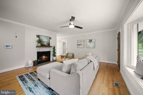 Living - 18323 Sharon Rd, Triangle, VA 22172 photo 2 of 2