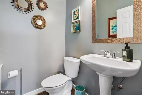 Bath - 8958 Junco Ct, Gainesville, VA 20155 photo 1 of 5