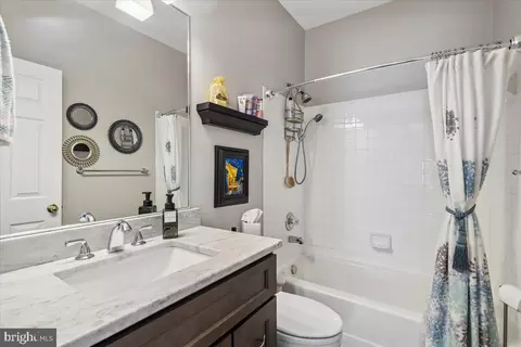 Bath - 8958 Junco Ct, Gainesville, VA 20155 photo 4 of 5