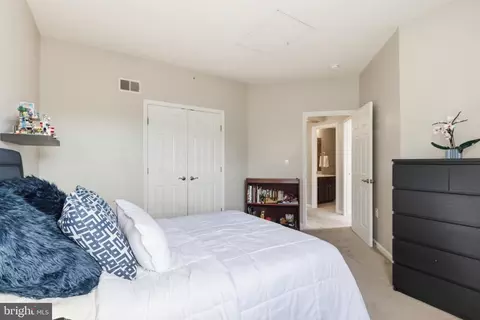 Bedroom - 6803 Hampton Bay Ln, Gainesville, VA 20155 photo 6 of 6