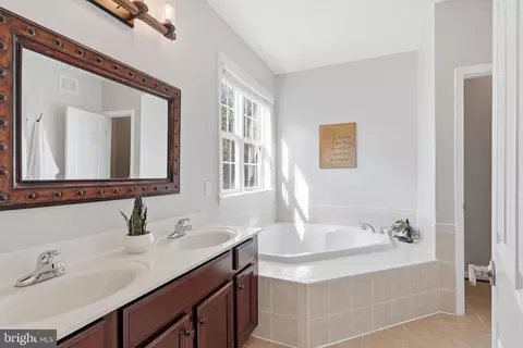 Bath - 6803 Hampton Bay Ln, Gainesville, VA 20155 photo 2 of 3