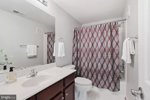 Bath - 6803 Hampton Bay Ln, Gainesville, VA 20155 photo 3 of 3