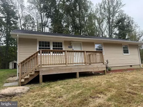 Exterior - 7013 Trails End Rd, Manassas, VA 20112 photo 2 of 8