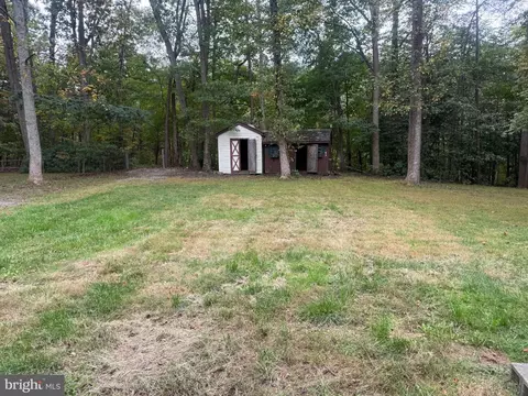 Exterior - 7013 Trails End Rd, Manassas, VA 20112 photo 5 of 8