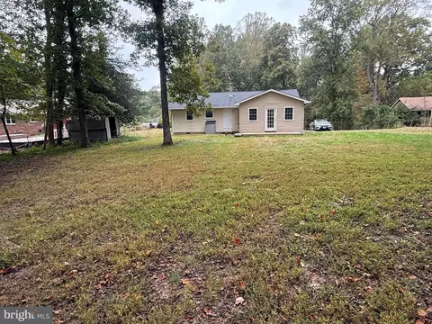 Exterior - 7013 Trails End Rd, Manassas, VA 20112 photo 7 of 8