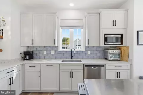 Kitchen - 13380 Fieldstone Way, Gainesville, VA 20155 photo 3 of 8