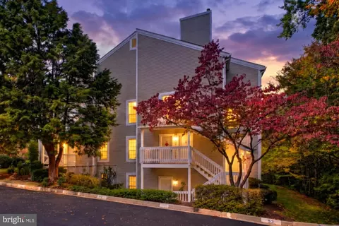 12008 Cardamom Dr, Woodbridge, VA 22192