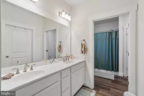 Entry Way - 6735 Beverly Rd, Broad Run, VA 20137 photo 5 of 6