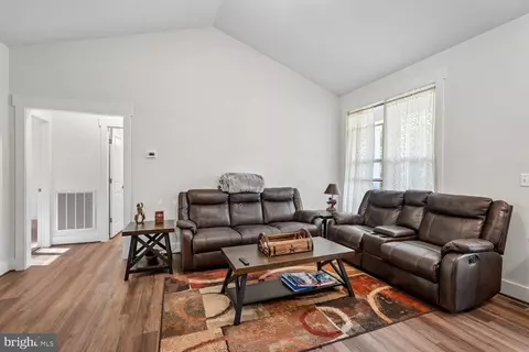 Entry Way - 6735 Beverly Rd, Broad Run, VA 20137 photo 3 of 6