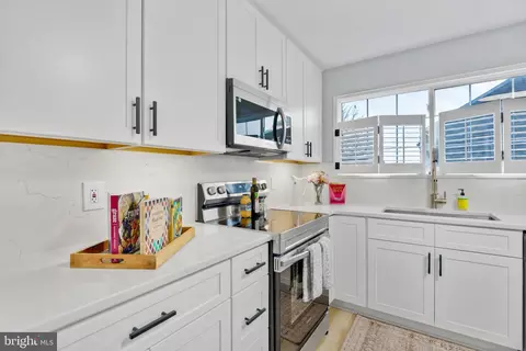 Kitchen - 16884 Toms River Loop, Dumfries, VA 22026 photo 4 of 4