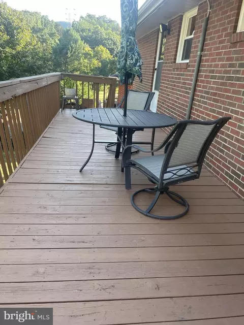 Exterior - 1048 Estates Rd SE, Roanoke, VA 24014 photo 2 of 3