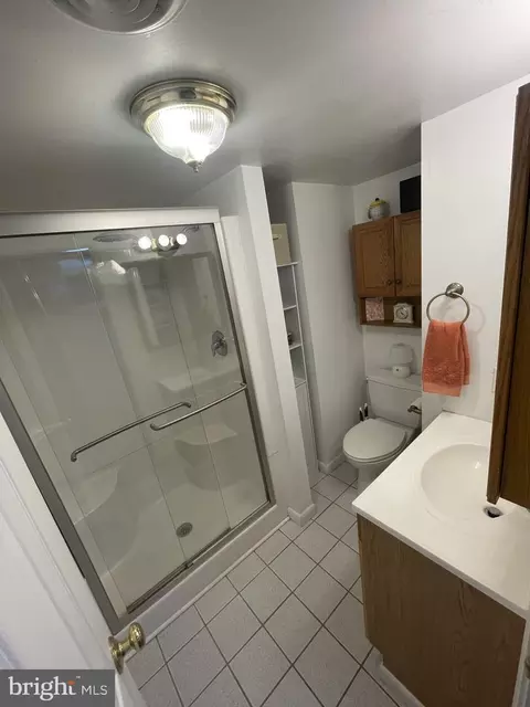 Bath - 1048 Estates Rd SE, Roanoke, VA 24014 photo 2 of 2
