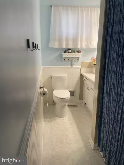 Bath - 1048 Estates Rd SE, Roanoke, VA 24014 photo 1 of 2