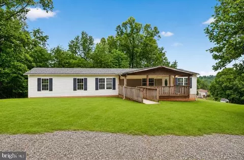1382 Walnut Shell Dr, Vinton, VA 24179