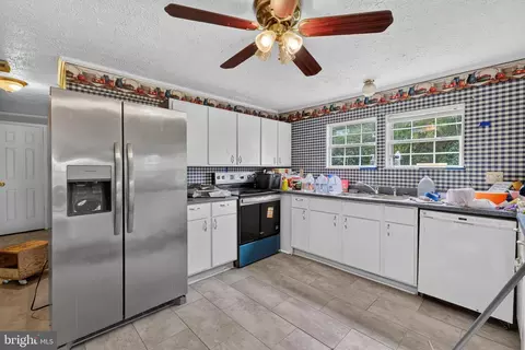 Kitchen - 1382 Walnut Shell Dr, Vinton, VA 24179 photo 1 of 2