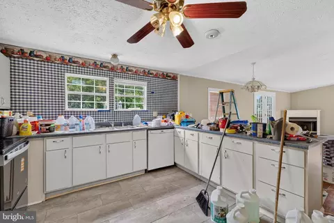 Kitchen - 1382 Walnut Shell Dr, Vinton, VA 24179 photo 2 of 2
