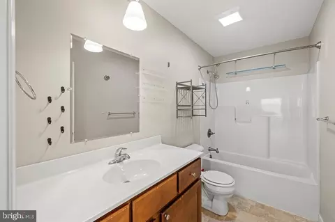 Bath - 315 Rustic Ave, Broadway, VA 22815 photo 4 of 8