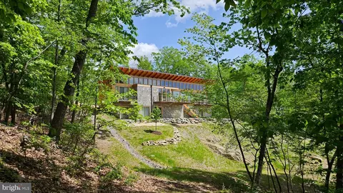 559 Bessie Bell Mountain Rd, Castleton, VA 22716 photo 2