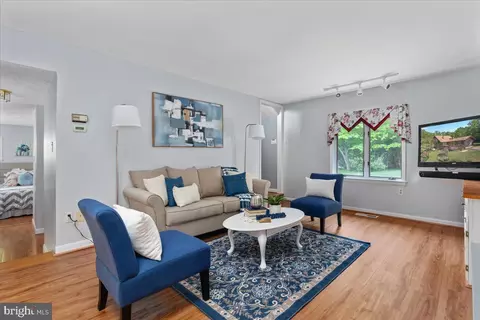 Living - 146 Lizzie Mills Rd, Castleton, VA 22716 photo 5 of 7