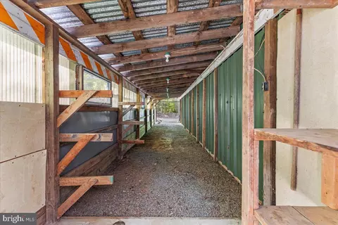 Entry Way - 146 Lizzie Mills Rd, Castleton, VA 22716 photo 4 of 5