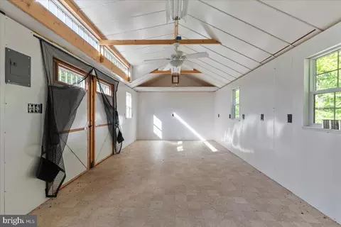 Entry Way - 146 Lizzie Mills Rd, Castleton, VA 22716 photo 3 of 5