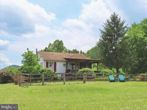 13782 Crest Hill Rd, Flint Hill, VA 22627