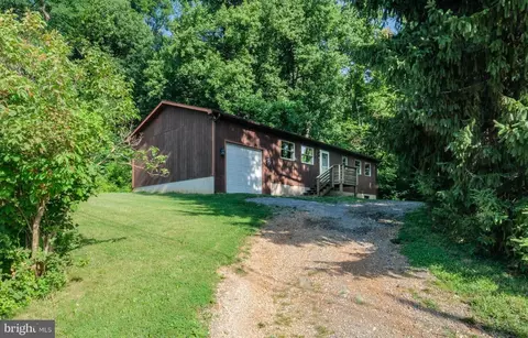 16 Headwaters Rd, Chester Gap, VA 22623