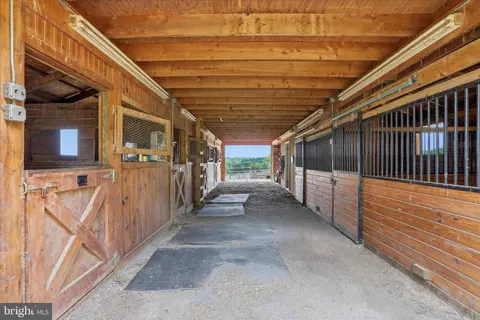 Entry Way - 59 Harry Settle Rd, Castleton, VA 22716 photo 2 of 3