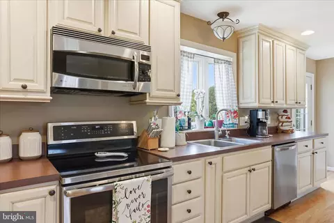 Kitchen - 59 Harry Settle Rd, Castleton, VA 22716 photo 2 of 5
