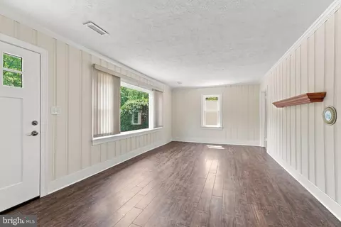 Living - 531 Richmond Rd, Castleton, VA 22716 photo 2 of 4