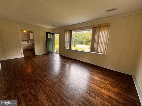 Living - 531 Richmond Rd, Castleton, VA 22716 photo 2 of 3