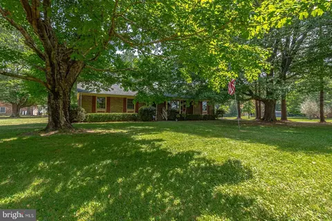 31 Bunker Hill Rd, Farnham, VA 22460