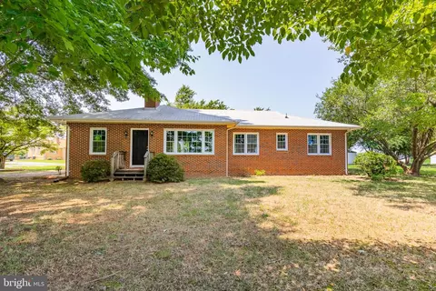 32 Village Ln, Warsaw, VA 22572