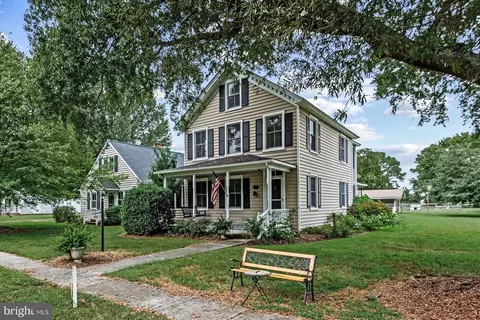 92 Front St, Warsaw, VA 22572