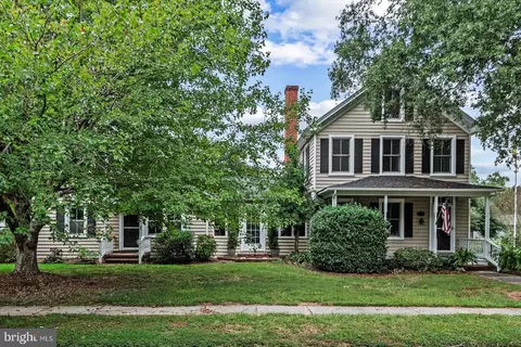 92 Front St, Warsaw, VA 22572